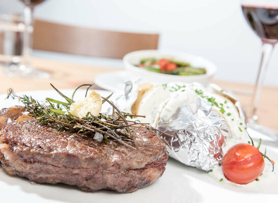 Roettinger-Buergerstube-Restaurant-Essen-Teller-Fleisch-Angerichtet